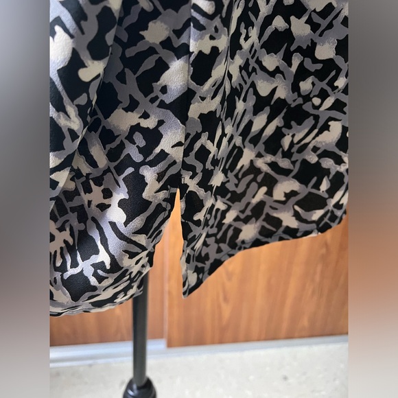 Reflections Geo-Print Work blouse - Picture 5 of 7